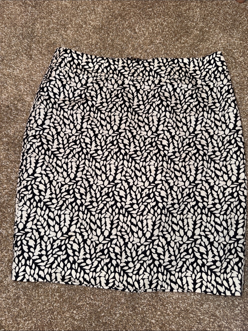LOFT Black and White Leaf-Print Pencil Skirt SZ 2P back zip up stretch career - Picture 2 of 8